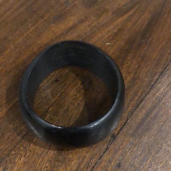 Black wide asymmetrical bangle bracelet - Picture 2 of 3